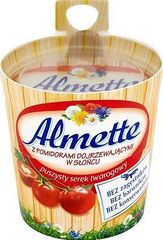 Almette Z pomidorami dojrzewającymi w słońcu Puszysty serek twarogowy